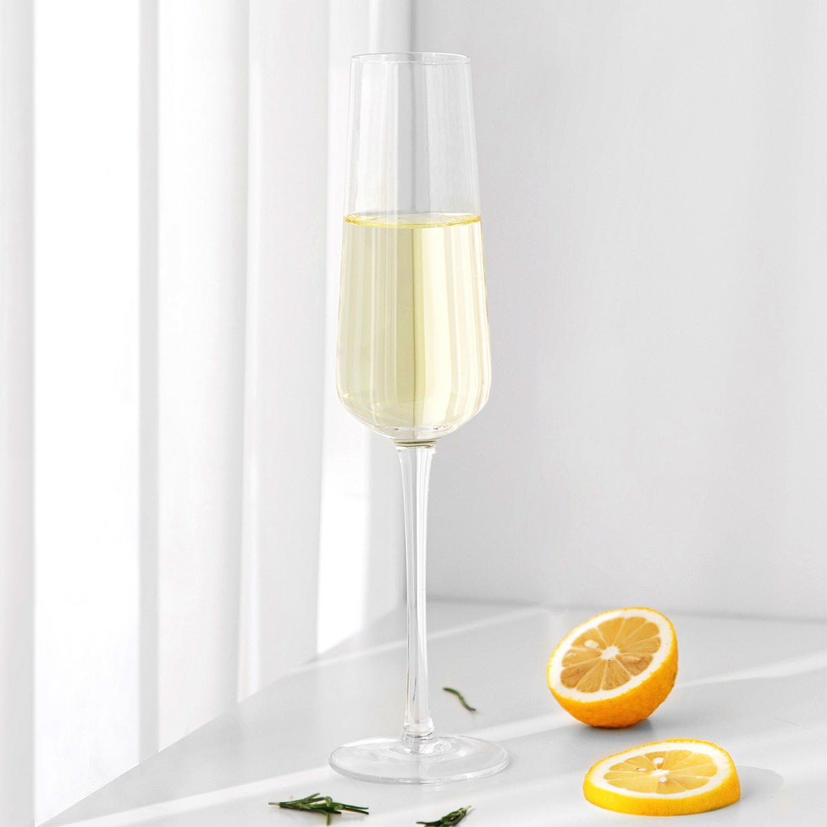 Vintorio GoodGlassware Tall Long Stem Champagne Flutes (Set of 4) with Lemon