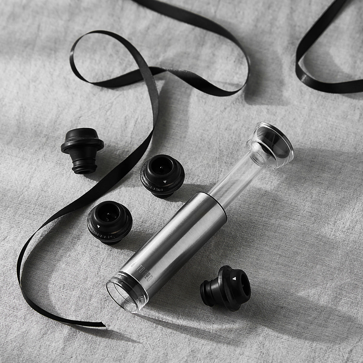 Vintorio Vacuum Wine Stopper (1 Pump Wine Saver and 4 Reusable Bottle Stoppers)